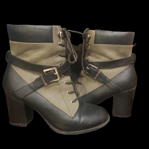 Boots with Buckle and Zip-Up  9.5 - Picture 3 of 9